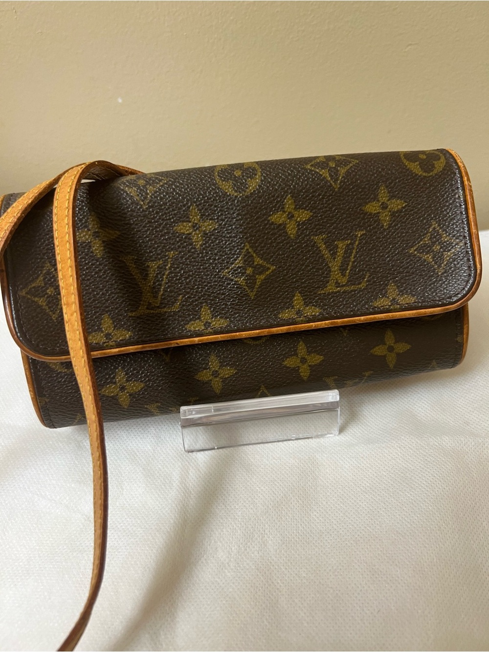 Louis Vuitton Authentic Monogram Crossbody EUC - Picture 3 of 13